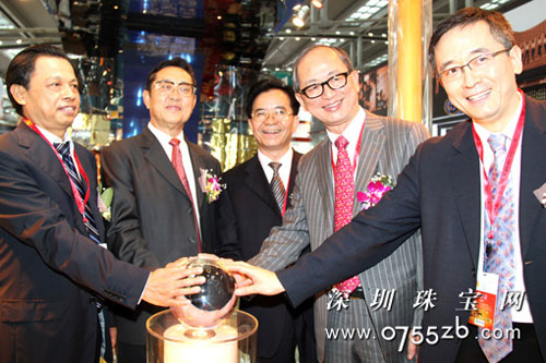 領導和嘉賓共同為翠綠揭幕(從左往右分別為翠綠公司董事長黃炳標、國土資源部原部長、中國珠寶玉石首飾行業協會會長孫文盛、深圳市黃金珠寶首飾行業協會會長許錦池、世界黃金協會遠東區董事總經理鄭良豪、世界黃金協會大中華區總經理王立新)