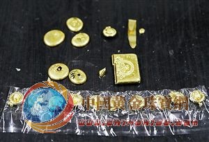 羅湖市監(jiān)局查處水貝黃金摻假工廠,搜出懷疑已摻假的黃金制品。 羅湖市監(jiān)局查處水貝黃金摻假工廠,搜出懷疑已摻假的黃金制品。