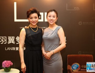 楊瀾亮相珠寶活動(dòng)優(yōu)雅高貴 分享與珍珠美麗情緣