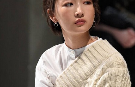 周冬雨亮相Burberry秀場 簡約珠寶配白色毛衣清新大氣