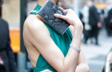 杜鵑亮相Miu Miu秀場 一身祖母綠長裙配高級珠寶清冷高雅