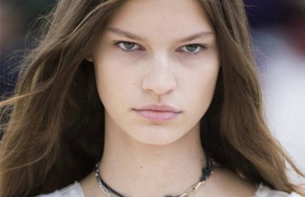 這個春夏choker熱度不減 個性珠寶設計玩轉各大秀場