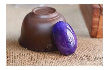 一提到“滿綠翡翠”,你們首先想到價(jià)格高昂,是珍品。那么到底什么是滿綠翡翠呢?滿綠翡翠為什么那么貴呢?收藏價(jià)值如何呢?下面是從幾個(gè)上面對(duì)滿綠翡翠的介紹,對(duì)滿綠翡翠感興趣的朋友可以了解一下!