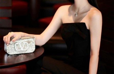 戴比爾斯鉆石珠寶相伴張碧晨、張藝凡 閃耀亮相百花獎頒獎典禮