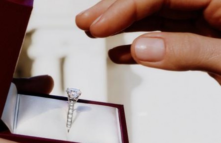 英媒：俄羅斯制裁連鎖效應明顯，訂婚鉆戒價格上漲10%