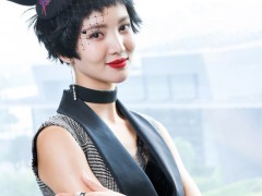 金晨佩戴戴比爾斯珠寶現身北京國際馬術大師賽 英姿颯爽驚艷亮相