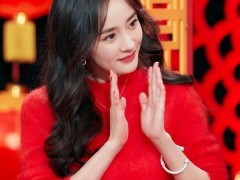 楊冪佩戴伯爵珠寶亮相2019北京臺春晚錄制