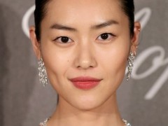 超模劉雯佩戴蕭邦珠寶與群星共同出席戛納電影節(jié)活動(dòng)