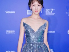 周冬雨亮相電影節開幕式 佩戴蕭邦珠寶靈動別致