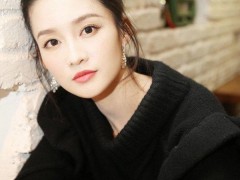 李沁亮相活動(dòng) 鉆石珠寶明亮惹眼