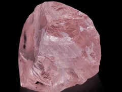 一顆重32.32克拉的粉紅色鉆石原石，1380萬美元（約8800萬人民幣）的成交。