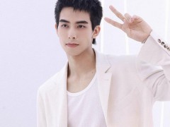 宋威龍佩戴Chopard蕭邦I(lǐng)ce Cube系列珠寶現(xiàn)身活動(dòng)現(xiàn)場(chǎng)