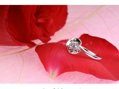 為什么18K金鉆戒會掉色呢？