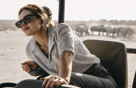 天然鉆石協會全球大使莉莉·詹姆斯(Lily James)造訪博茨瓦納