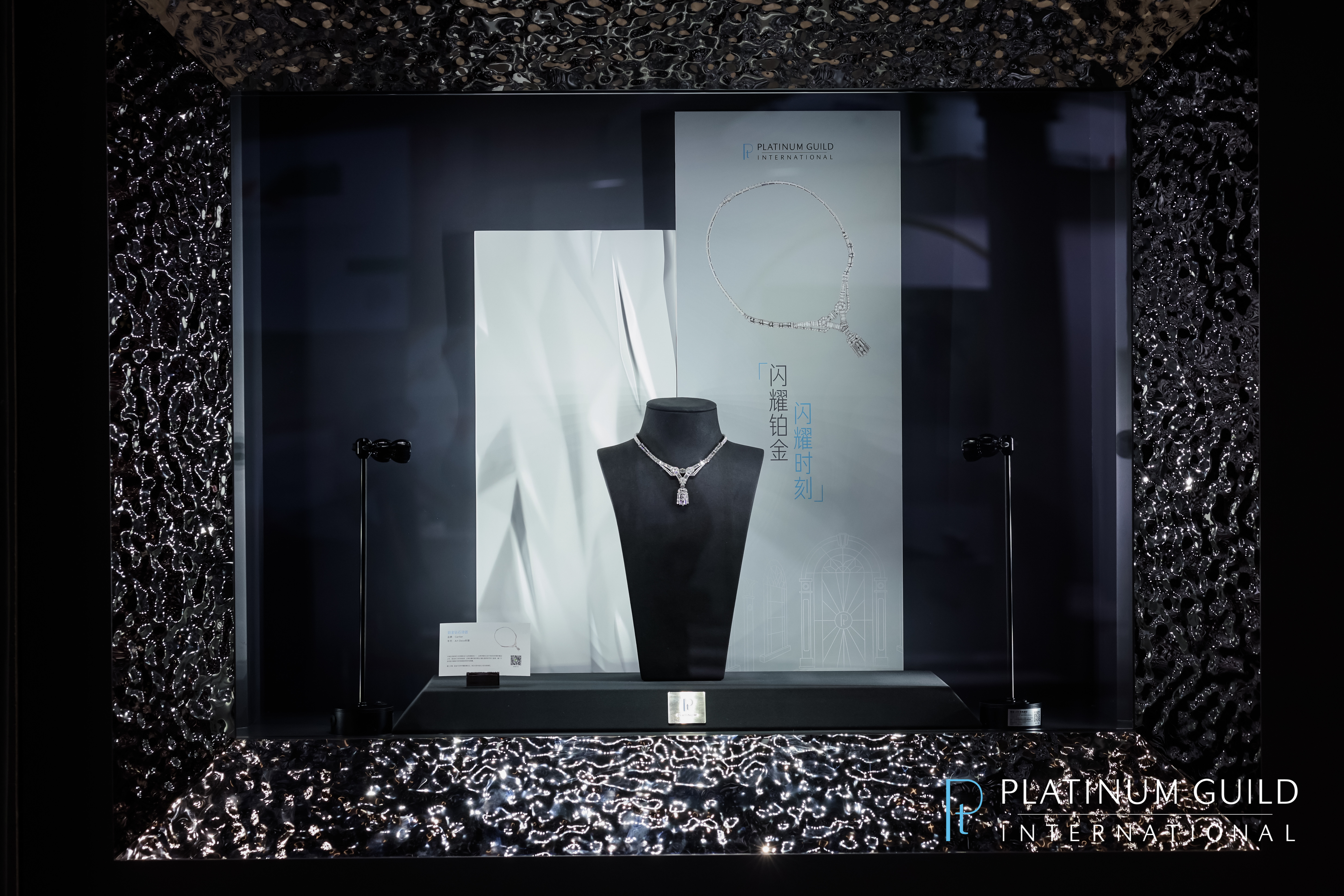 C:\Users\lenovo\Desktop\4.13新聞稿\10.消博會現場古董珠寶展區.jpg10.消博會現場古董珠寶展區