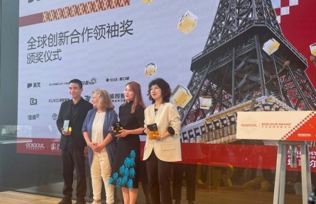 從中國(guó)走向世界!燈小炮實(shí)力斬獲“中法品牌高峰論壇——全球創(chuàng)新合作領(lǐng)袖獎(jiǎng)”