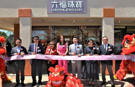 著名演員及歌手鐘嘉欣女士專誠前往六福珠寶美國新店主持開幕儀式