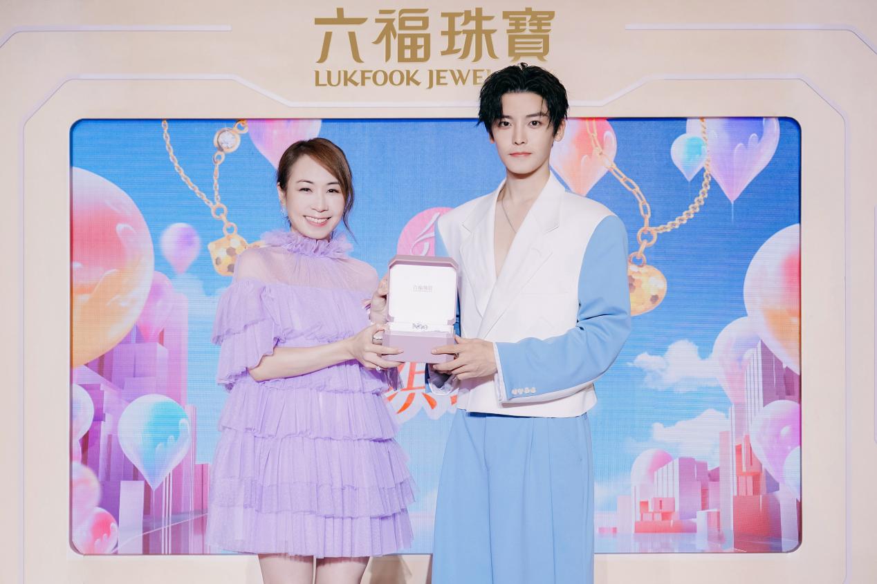 六福集團(tuán)執(zhí)行董事兼副行政總裁黃蘭詩女士為侯明昊送上「Neo」 鉆石胸針禮盒