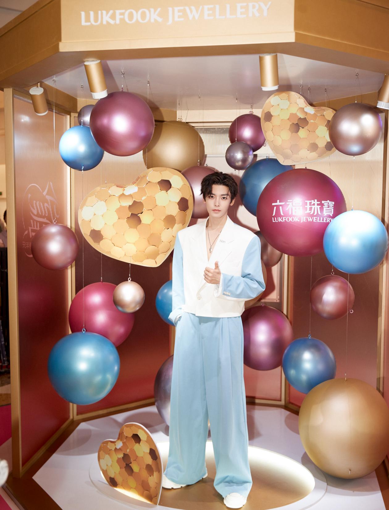 侯明昊置身快閃店奇幻繽紛的失重空間