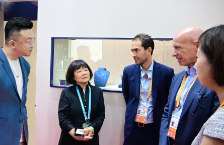 集英薈萃亮相進博 交流共創鉑金未來