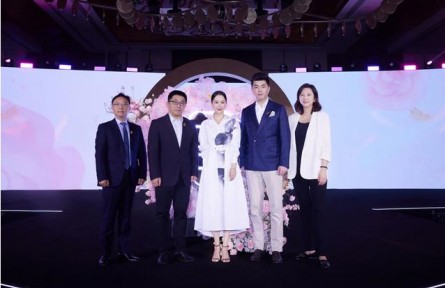 花耀盛綻 一見“清”心 亞一攜代言人海清共同亮相年度合作伙伴大會(huì)
