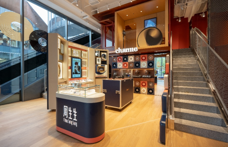 隨型表達,由此開啟, 周生生Charme Trunk「百變旅行箱」登陸成都